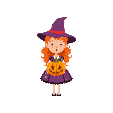 カボチャの顔を手に立ち 紫色のドレスと帽子をかぶった若い赤毛の女の子の魔女 ハロウィーンの衣装を着た子供のキャラクター ベクターフラット漫画 のイラスト素材 ベクタ Image