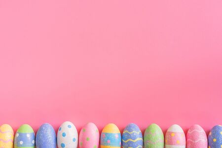 スペースと緑のパステルカラーの背景にカラフルなイースターエッグ の写真素材 画像素材 Image