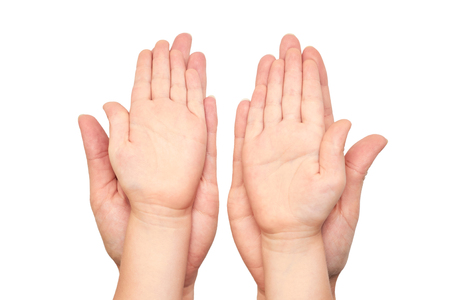 子供の手を握って若い女の子の手 白い背景上に分離 の写真素材 画像素材 Image 子供の手を握って若い女の子の手 白い背景上に分離 の写真素材 画像素材 Image