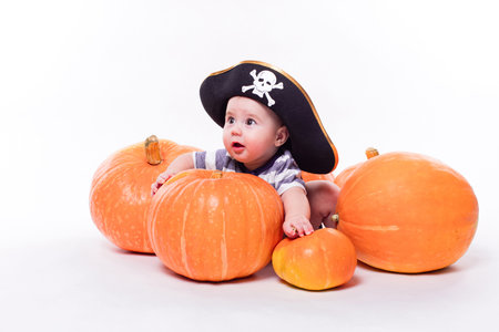 Mignon Bebe Avec Un Chapeau De Pirate Sur Sa Tete Allongee Sur Le Ventre Sur Un Fond Blanc Y Compris Les Citrouilles Halloween Image Avec Profondeur De Champ Banque D Images Et Photos Mignon Bebe Avec Un Chapeau De Pirate Sur Sa Tete Allongee Sur Le Ventre Sur Un Fond Blanc Y Compris Les Citrouilles Halloween Image Avec Profondeur De Champ Banque D Images Et Photos