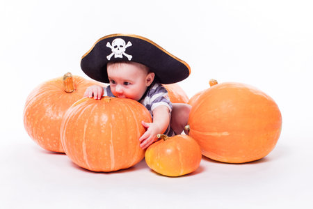 Mignon Bebe Avec Un Chapeau De Pirate Sur Sa Tete Allongee Sur Le Ventre Sur Un Fond Blanc Y Compris Les Citrouilles Halloween Image Avec Profondeur De Champ Banque D Images Et Photos Mignon Bebe Avec Un Chapeau De Pirate Sur Sa Tete Allongee Sur Le Ventre Sur Un Fond Blanc Y Compris Les Citrouilles Halloween Image Avec Profondeur De Champ Banque D Images Et Photos