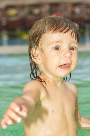 驚いたり怖がったりして見上げるかわいい赤ちゃんの肖像画 赤ちゃんは不思議に思って 怖がって 怖がる の写真素材 画像素材 Image 驚いたり怖がったりして見上げるかわいい赤ちゃんの肖像画 赤ちゃんは不思議に思って 怖がって 怖がる の写真素材 画像素材 Image