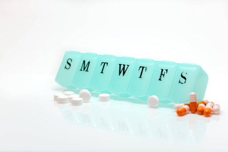 Caja De Pastillas Con Multiples Pildoras Aislados En Blanco Fotos Retratos Imagenes Y Fotografia De Archivo Libres De Derecho Image