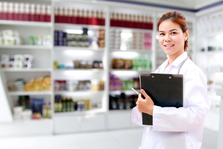 薬剤師薬局と医療医師は聴診器とクリップボードの薬のキャビネットと薬局ドラッグ ストアをチェック女性アジア の写真素材 画像素材 Image