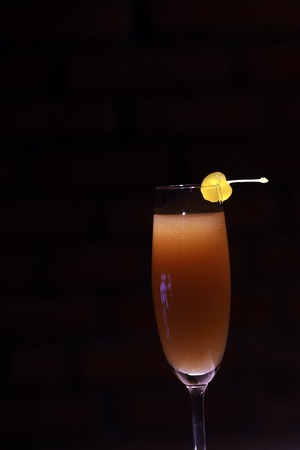 アルコールのミモザとアプリコット リキュール オレンジのバレンシア カクテル 1 杯ジュース スパーク リング辛口ワインと黄色のレンガ壁背景 垂直写真の幹と桜 の写真素材 画像素材 Image アルコールのミモザとアプリコット リキュール オレンジのバレンシア カクテル 1 杯ジュース スパーク リング辛口ワインと黄色のレンガ壁背景 垂直写真の幹と桜 の写真素材 画像素材 Image