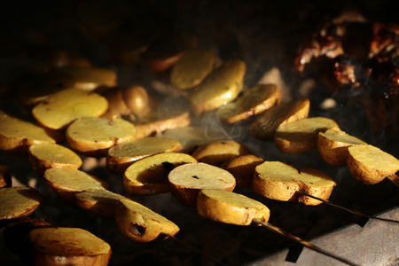 写真のクローズ アップ野菜でおいしいホット ヒラメ焼き魚スモーキーな背景をぼかした写真 画像の水平方向の火鉢の炭火グリル バーベキューで調理 の写真素材 画像素材 Image 49916133