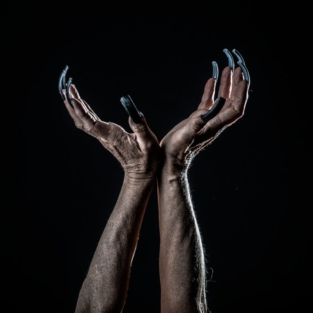 魔女 Zomby 悪魔の指に黒い長い爪や 正方形の画像の暗い背景上屋内のスタジオでハロウィーン休日文字悪魔 2 女性古い怖い神秘的な手のクローズ アップ ビューします の写真素材 画像素材 Image