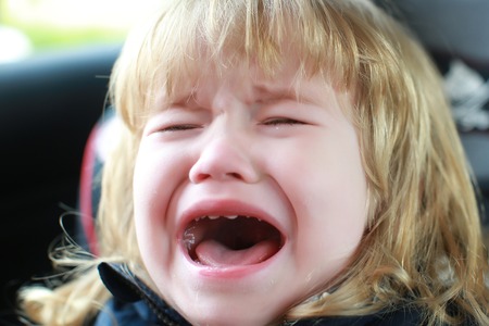 不幸な泣き顔と クローズ アップの頬に涙が付いている車に座って長いブロンドの髪に表情と小さな男の子の子供 の写真素材 画像素材 Image 不幸な泣き顔と クローズ アップの頬に涙が付いている車に座って長いブロンドの髪に表情と小さな男の子の子供 の写真素材 画像素材 Image