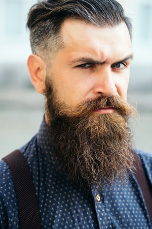 長いひげと口ひげを持つ若いハンサムなひげを生やした男の肖像画は 屋外シャツ スタイリッシュなヘアスタイル の写真素材 画像素材 Image 長いひげと口ひげを持つ若いハンサムなひげを生やした男の肖像画は 屋外シャツ スタイリッシュなヘアスタイル の写真素材 画像素材 Image