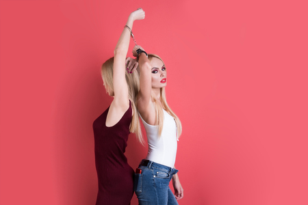 美しい女性のファッション布が青色の背景 かなりブロンドのガール フレンド 明るいメイク 同性愛者や同性愛者を持つ双子の姉妹のポーズで の写真素材 画像素材 Image 美しい女性のファッション布が青色の背景 かなりブロンドのガール フレンド 明るいメイク 同性愛者や同性愛者を持つ双子の姉妹のポーズで の写真素材 画像素材 Image