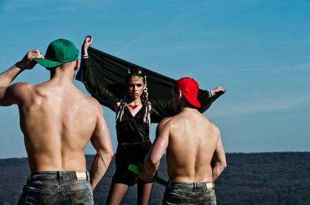 裸の背中 野球のバットで長いブルネットの髪 セクシーな女の子やスタイリッシュな黒い服を着たかわいい女性を見ると赤と緑のキャップに男性の山賊は山の風景に青空にお下げ スポーツ の写真素材 画像素材 Image 裸の背中 野球のバットで長いブルネットの髪 セクシーな女の子やスタイリッシュな黒い服を着たかわいい女性を見ると赤と緑のキャップに男性の山賊は山の風景に青空にお下げ スポーツ の写真素材 画像素材 Image