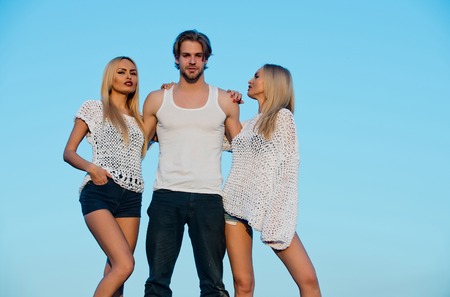 愛とロマンス 金髪とアスレチックの胸を持つ男 美しさとファッション 双子を筋肉の体を持つ男 少女と屋外の彼氏を持つ女性 の写真素材 画像素材 Image