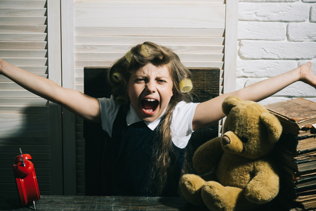 小さな赤ちゃんの秘書 教育は 子供の頃 小さな女の子の髪にカーラー 本との子供します クマと目覚まし時計の子 の写真素材 画像素材 Image 8038