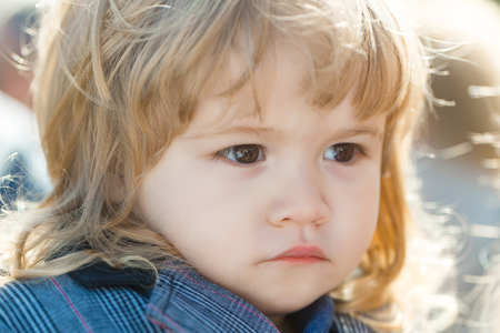 Junge Mit Braunen Augen Und Kleine Kleine Nase Auf Adorable Gesicht