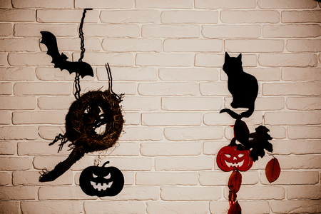 休日のお祝いのハロウィーンのシンボル 黒と赤のカボチャ 猫 コウモリ 木の葉 巣ベージュのレンガの壁に切り絵をシルエットします 謎と迷信のコンセプトです の写真素材 画像素材 Image 休日のお祝いのハロウィーンのシンボル 黒と赤のカボチャ 猫 コウモリ 木の葉 巣ベージュのレンガの壁に切り絵をシルエットします 謎と迷信のコンセプトです の写真素材 画像素材 Image