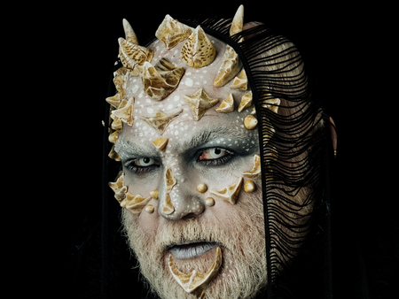 ホラーとファンタジーのコンセプト 架空のメイクアップの男 頭にスカーフを黒にした鬼 白い目ととげのあるモンスター ドラゴンの皮と灰色のひげを持つエイリアン の写真素材 画像素材 Image