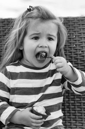 幸せなかわいい男の子 愛らしい顔 茶色の目 長い ブロンドの髪は茶色のウィッカーの背景に屋外で笑顔小さな男の子 子供時代と幸福 の写真素材 画像素材 Image 幸せなかわいい男の子 愛らしい顔 茶色の目 長い ブロンドの髪は茶色のウィッカーの背景に屋外で笑顔小さな男の子 子供時代と幸福 の写真素材 画像素材 Image