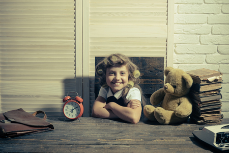 小さな赤ちゃんの秘書 教育は 子供の頃 小さな女の子の髪にカーラー 本との子供します クマと目覚まし時計の子 の写真素材 画像素材 Image 8038