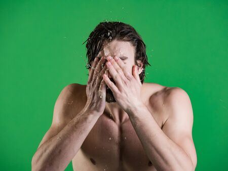 濡れた髪の洗顔顔をした男 朝の洗濯 目を覚ます 日常生活 リフレッシュメントとヘルスケア 衛生 男は顔を洗う 男は緑の背景に顔に水をはねます の写真素材 画像素材 Image 濡れた髪の洗顔顔をした男 朝の洗濯 目を覚ます 日常生活 リフレッシュメントとヘルスケア 衛生 男は顔を洗う 男は緑の背景に顔に水をはねます の写真素材 画像素材 Image