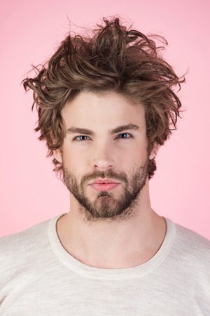 朝起きて 日常生活 下着に髪をぼろぼろした男ピンクの背景にひげを生やした眠い男 床屋と美容師 男性のファッション 不眠症 エネルギー 未くしゃみの髪を持つシングル の写真素材 画像素材 Image