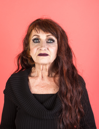 シニア女性の美しさ 見て メイクアップ 長い染めた髪の色 髪型を持つシニアレディ の写真素材 画像素材 Image