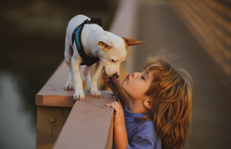 Lindo niño besando cachorro. los cachorros no juegan.