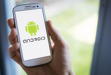 logo samsung: Samsung điện thoại thông minh hiển thị biểu tượng android.