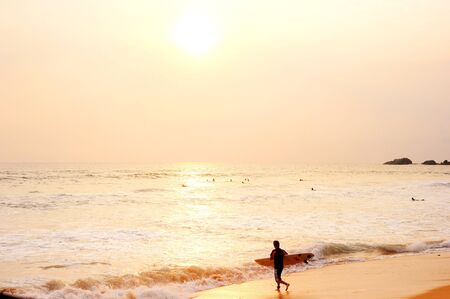 インドネシア バリ島日没時海のビーチでサーファー の写真素材 画像素材 Image
