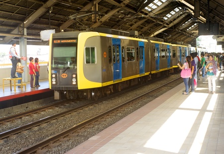 クアラルンプール マレーシア 2011 年 3 月 16 日 Lrt 鉄道はクアラルンプール マレーシアの鉄道駅に到着 します クアラルンプール地下鉄や高速輸送システムは 4 社 6 地下鉄路線から成っています の写真素材 画像素材 Image 12256431