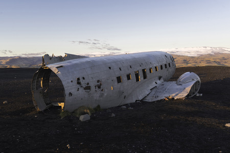 Solheimasandur ビーチで放棄された飛行機 飛行機の残骸は 黒い砂のビーチに 南アイスランド の写真素材 画像素材 Image