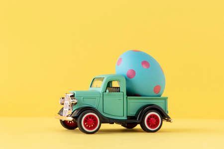 Oeuf de pâques sur fond 3d belle petite voiture Banque d'images