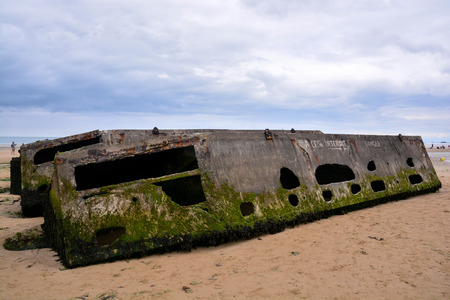 ノルマンディーフランスヨーロッパのマルベリー港の遺跡を持つアロマンシュ レ ベインズ ビーチ の写真素材 画像素材 Image