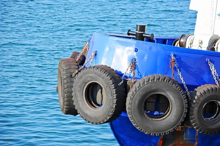 73751750-rubber-tyre-fender-on-blue-tugbooat-hul.jpg