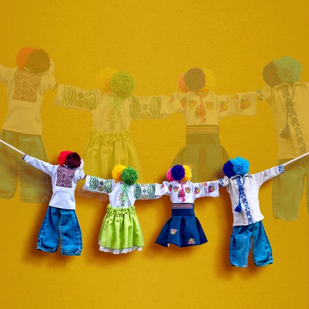 背景に手作りのウクライナの織物人形 民族スタイルの伝統的な民族のぼろぼろの人形 ウクライナの古代文化民芸の伝統 ウクライナから最も人気のあるお土産 の写真素材 画像素材 Image