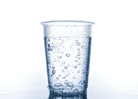 濡れた路面上の水のプラスチック製のコップ の写真素材 画像素材 Image