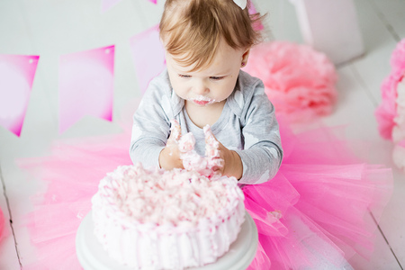 Bebe Fille 1 An Celebrant Son Premier Anniversaire Dans La Chambre Manger Du Gateau Decoration D Anniversaire Enfance Banque D Images Et Photos Libres De Droits Image
