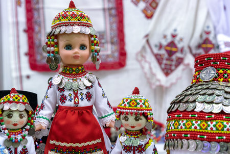 人形は伝統的なハンガリーの民族衣装を着て、1 つの伝統的なフェアで