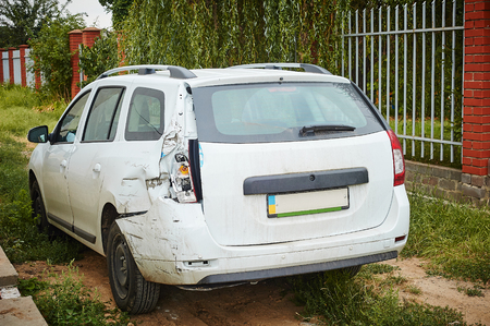 事故の後の白い車 壊れた車のヘッドライトとリア バンパー の写真素材 画像素材 Image