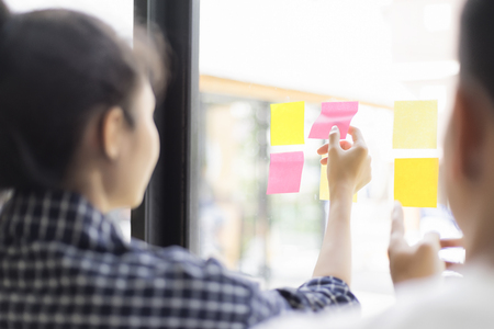 ビジネスマンのオフィスで会議を持つ ビジネス人々 ポストイット ノート ガラスの壁 ソフト フォーカスで の写真素材 画像素材 Image ビジネスマンのオフィスで会議を持つ ビジネス人々 ポストイット ノート ガラスの壁 ソフト フォーカスで の写真素材 画像素材 Image