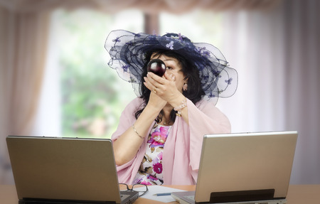 Skype の会話する前にエージェントの出会い系の粉末顔 白い背景のづくろエージェント の写真素材 画像素材 Image