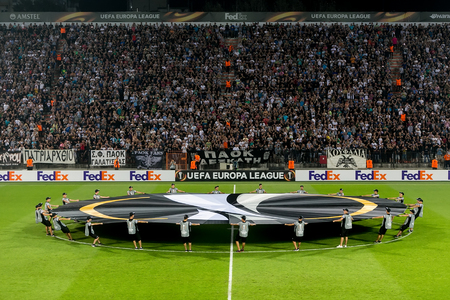 Paok 対フィオレンティーナ Toumba スタジアムで演奏の Uefa ヨーロッ パリーグの試合の前にヨーロッパのリーグのアンセム センター グルグル シートのビューを持つテッサロニキ ギリシャ 16 年 9 月 15 日 チーム ライン アップ の写真素材 画像素材 Image