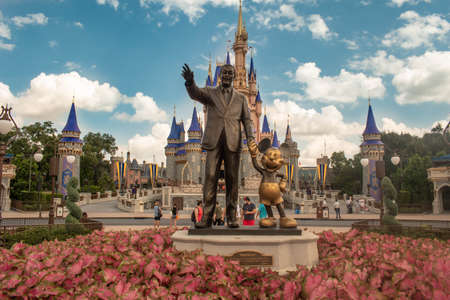 背景には、東京ディズニーランドのシンデレラ城のビュー: 千葉県