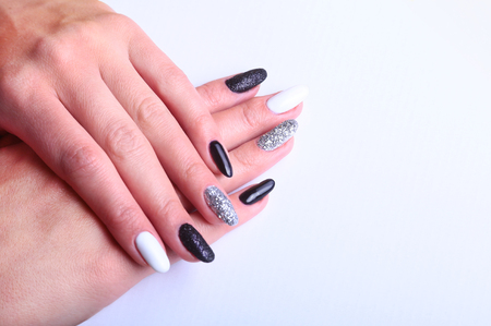 noir, blanc manucure d'art d'ongle. manucure lumineux de style de