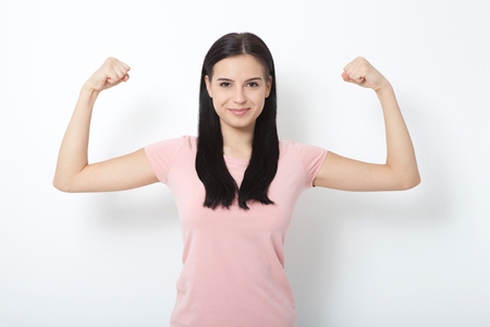 強い女性 美しい若い女性彼女のたくましさを示す白で隔離しながらカメラ目線 の写真素材 画像素材 Image 強い女性 美しい若い女性彼女のたくましさを示す白で隔離しながらカメラ目線 の写真素材 画像素材 Image