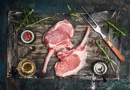 grilled pork: băm thịt lợn sống với dầu và gia vị cho thịt nướng hoặc nấu trên nền mộc mạc, nhìn từ trên xuống. Porco Iberico Pháp Racks.