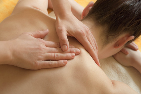 Massage: Спины, шеи и плеч массаж выполняется на самку Фото со стока