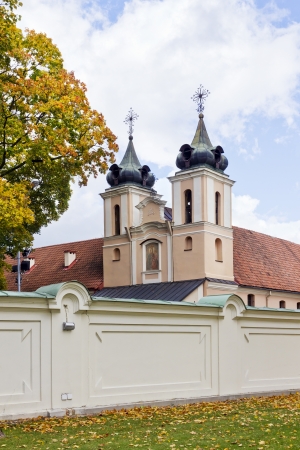 ヨーロッパの古い都市の秋。黄色のカエデの木は、パブリック