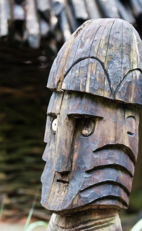 木彫りの顔。木で作られた彫刻。木の木の彫刻:木に刻まれた顔の