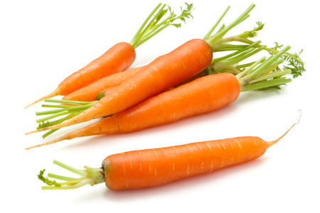 a carrot: Đống cà rốt chín với lá. Cô lập trên nền trắng.
