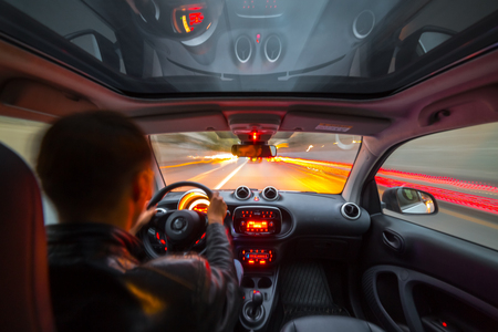 都市高 Spees パノラマルーフ Smal 市車で運転 ビューからの車の中自然光通りと他の車が動きぼやけ の写真素材 画像素材 Image 都市高 Spees パノラマルーフ Smal 市車で運転 ビューからの車の中自然光通りと他の車が動きぼやけ の写真素材 画像素材 Image